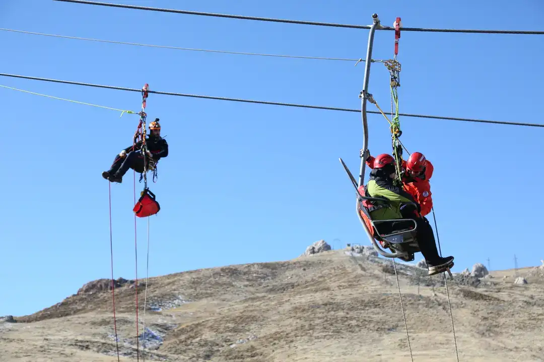 Saklıkent Teleferiğinde 14 Kişi Mahsur Kaldı 4